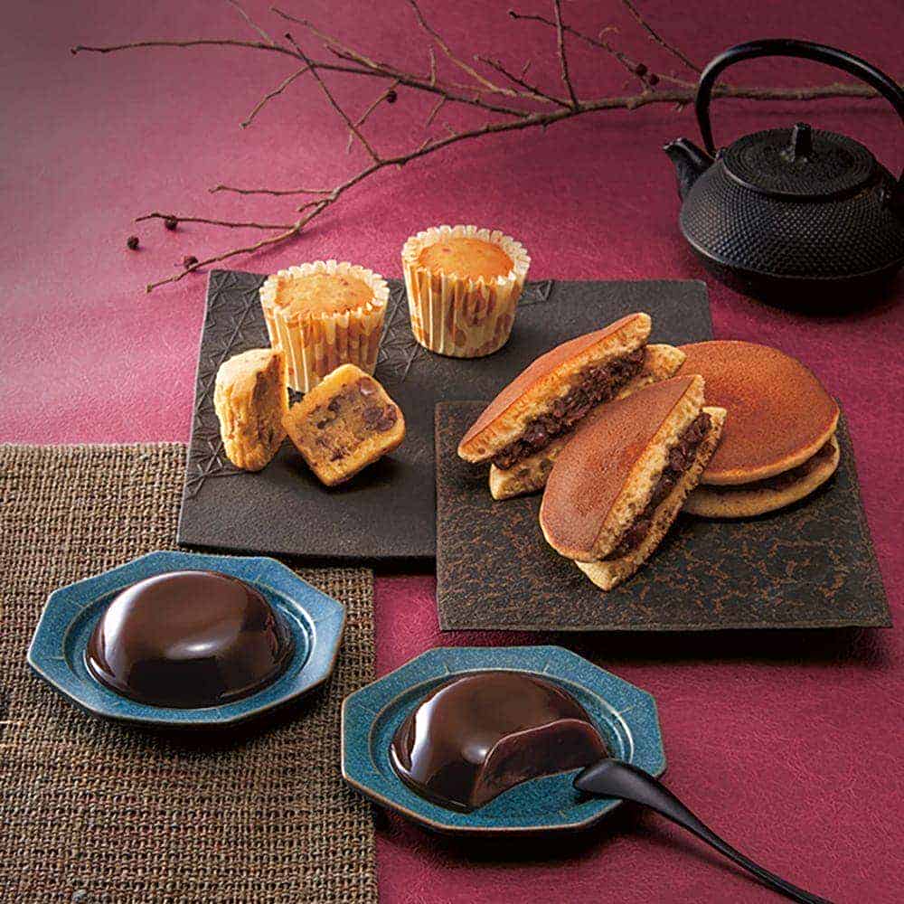 Sweet Delights: Fluffy Dorayaki and Confectionery Assortment 13 Pieces
