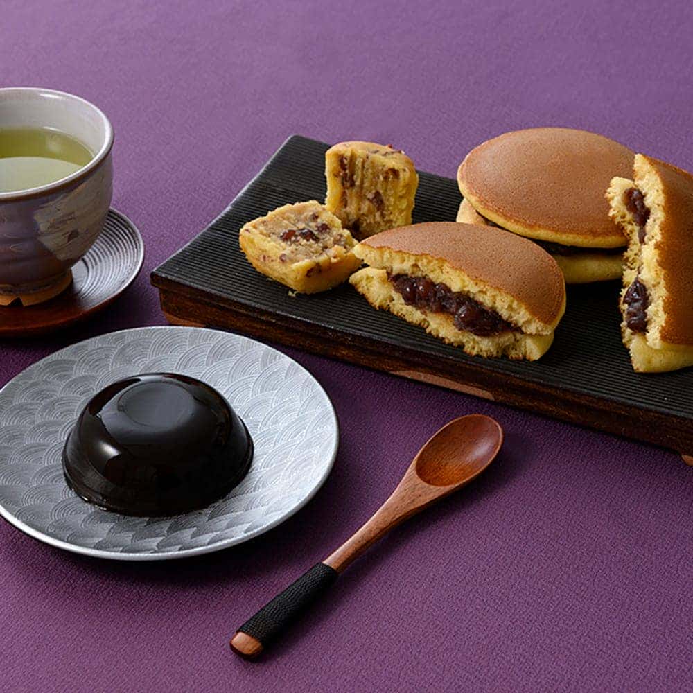 Sweet Delights: Fluffy Dorayaki and Confectionery Assortment 13 Pieces