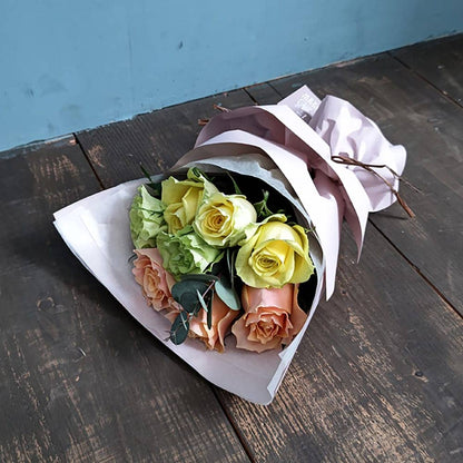 Frill Passion 8 Stems & 7 Fruit Pound Cake